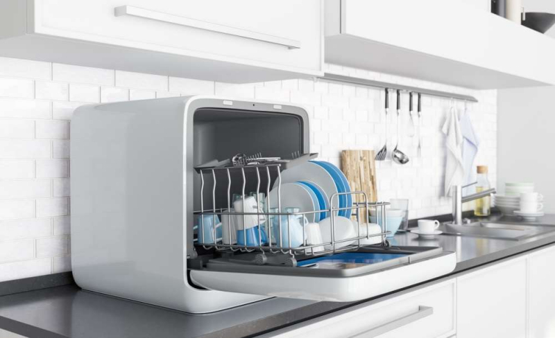 Компактная посудомоечная машина Midea MINI может помыть посуду 5 л воды